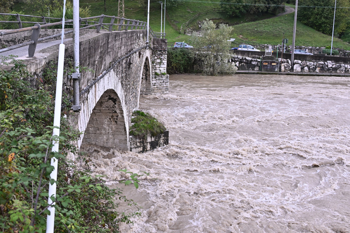 Allerta meteo in Liguria: piogge torrenziali causano disagi e sospensioni scolastiche