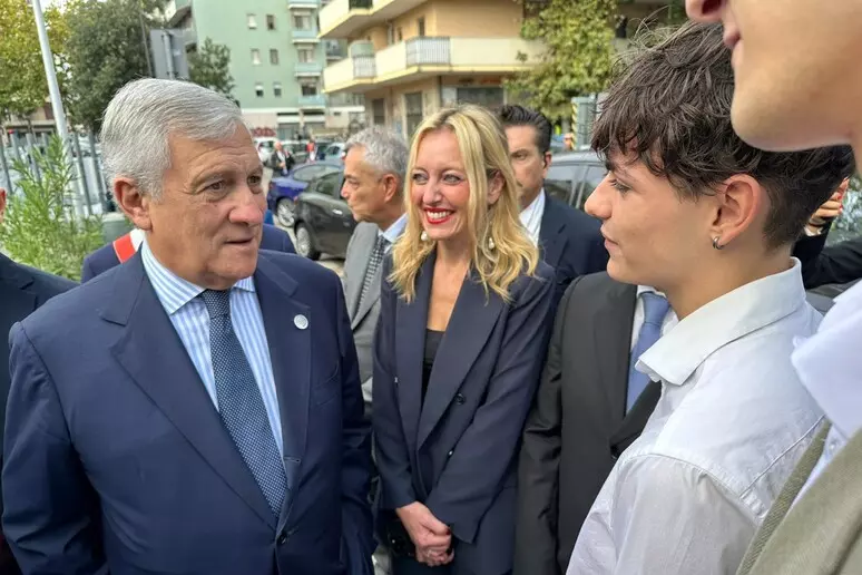 Antonio Tajani in visita al liceo Marconi di Pescara: reazioni e critiche dei Giovani Democratici