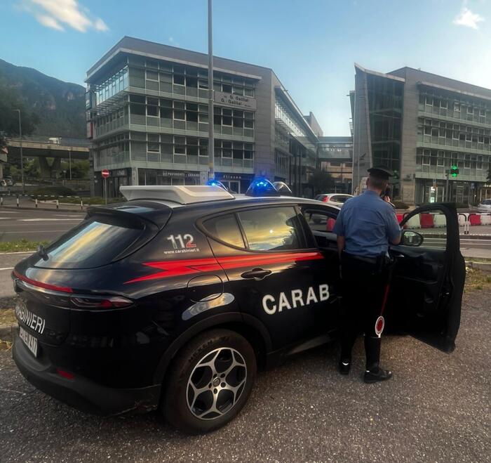 Arrestato un cittadino straniero a Bolzano per atti vandalici e rapina in una sola azione