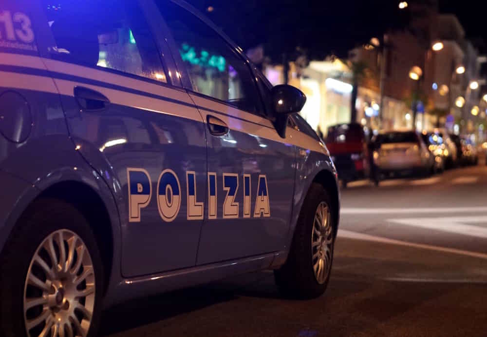 Arresto a Pescara: uomo ubriaco aggredisce agenti di polizia durante intervento serale