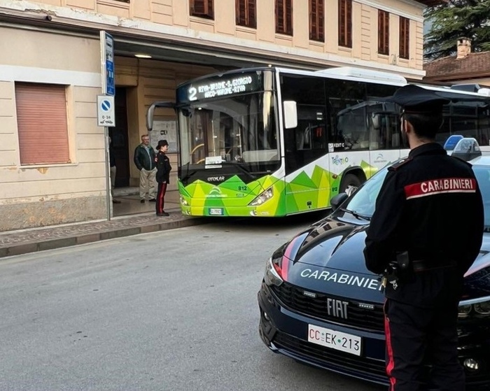 Arresto e denunce a bordo di un autobus: un trentenne tentava di vendere hashish a minorenni