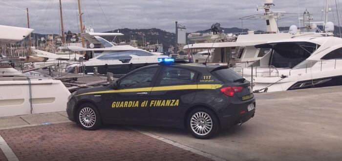 Blitz della Guardia di Finanza della Spezia: due arresti per frode fiscale e l’emissione di fatture false