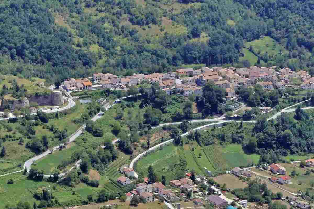 Ha meno di 500 abitanti, ma è meta di turisti da tutto il mondo: dove visitare l’incantevole borgo a due passi da Roma