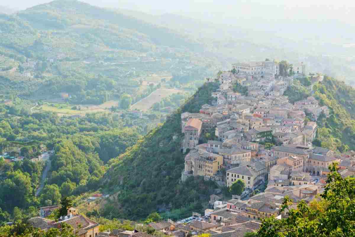 Un mondo parallelo a due passi da Roma: dove visitare il borgo (fantastico) tra storia, laghi, cascate e…magia