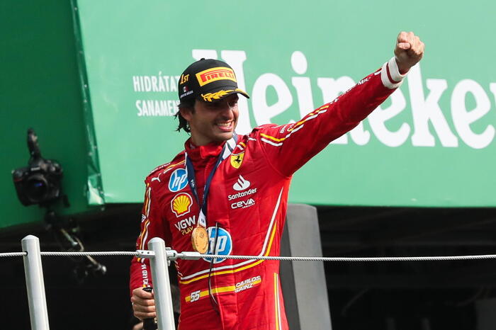 Carlos Sainz conquista la vittoria al Gran Premio del Messico: un’emozione speciale per il pilota spagnolo