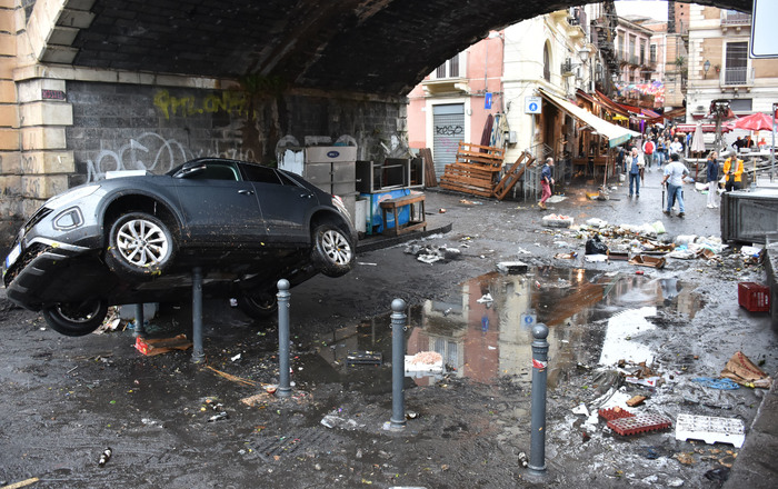 Catania sotto l’acqua: piogge intense trasformano le vie in fiumi e creano scene surreali