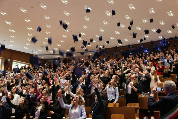 Cerimonia di consegna diplomi a Bolzano: 318 laureati festeggiano un traguardo importante