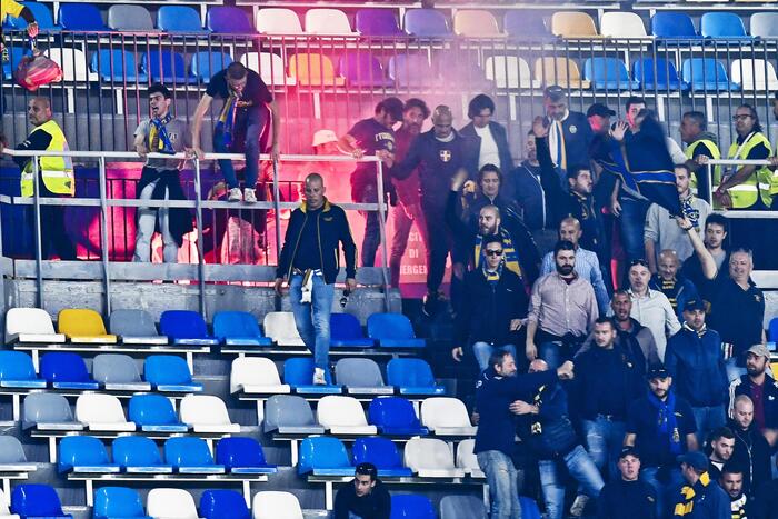 Denunce e sanzioni tra i tifosi dopo gli incidenti della partita Hellas Verona-Venezia