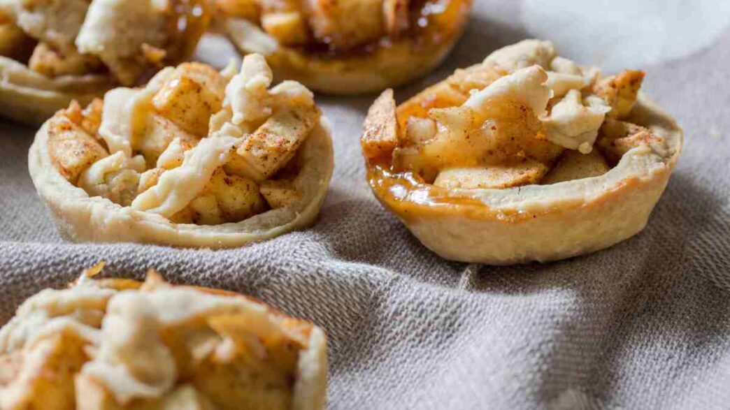 Ricetta Canestrini Di Pasta Frolla Con Mele Caramellate