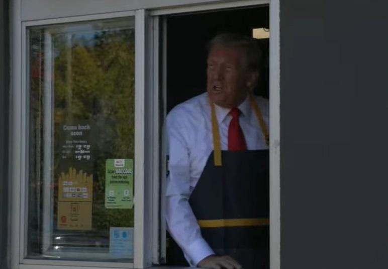 Donald Trump ai fornelli: il candidato riprende il lavoro nei fast food per criticare Kamala Harris