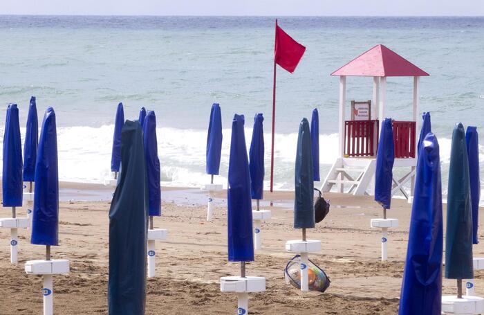 Educatrice polacca indagata per omicidio colposo dopo l’annegamento di un 13enne a Miramare di Rimini