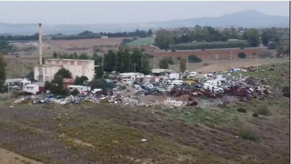 Emergenza Ambientale in Sardegna: Rifiuti Speciali e Auto Bruciate Creano Allerta a Selargius