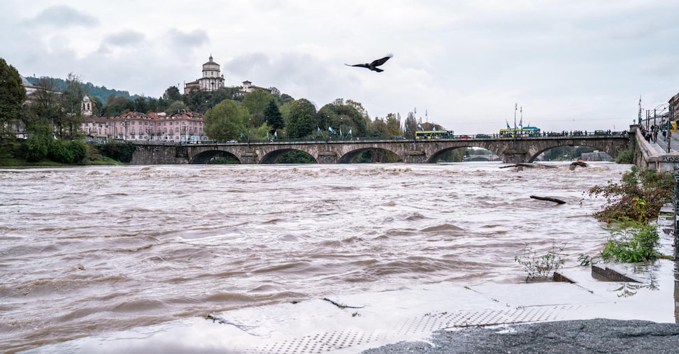 Esondazioni e crolli: emergenza idrica in Sardegna e Liguria, alerta in Piemonte