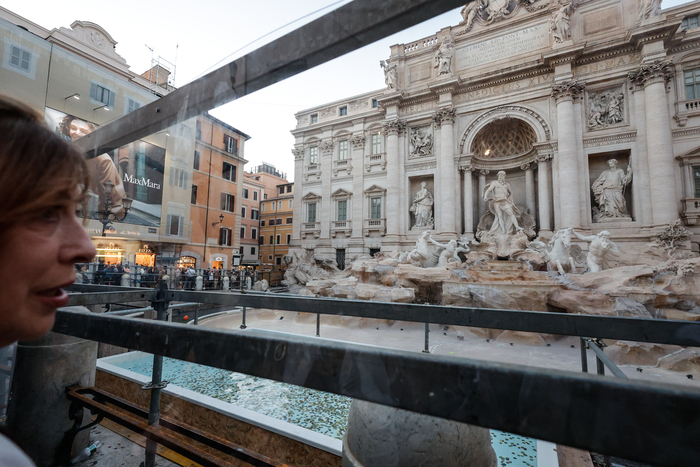 Fontana di Trevi: lavori di restauro in corso, turisti possono comunque lanciare monetine