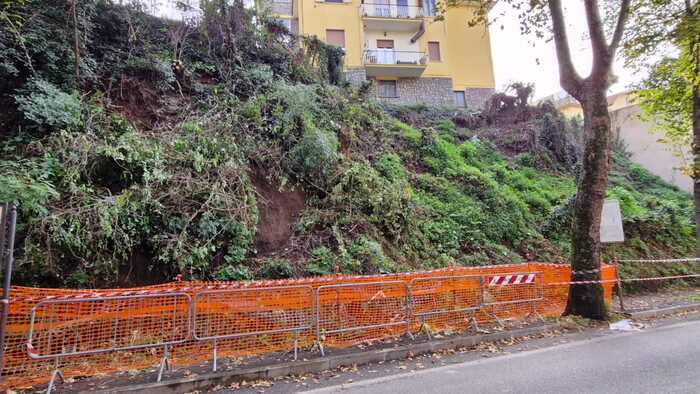 Frana a Viterbo: cede un costone su viale Fiume, intervento dei vigili del fuoco