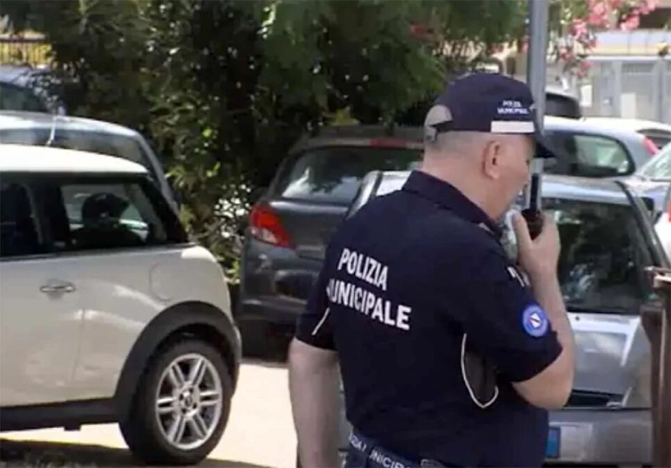 Grave attacco alla libertà di stampa a Napoli: la Polizia Locale ostacola una troupe giornalistica