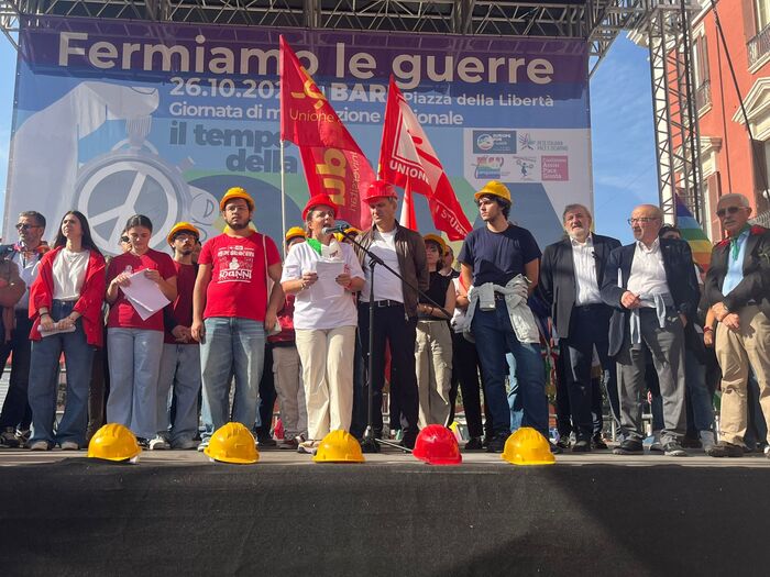 Il presidente Emiliano chiede un cessate il fuoco: la manifestazione di Bari per la pace raccoglie 5mila partecipanti