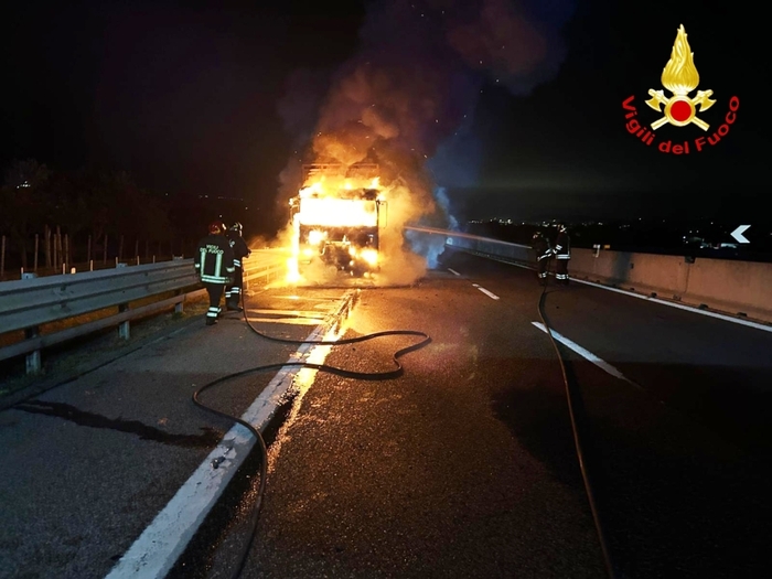 Incendio distrugge autocarro sull’a16 Napoli Canosa: intervento tempestivo dei Vigili del Fuoco