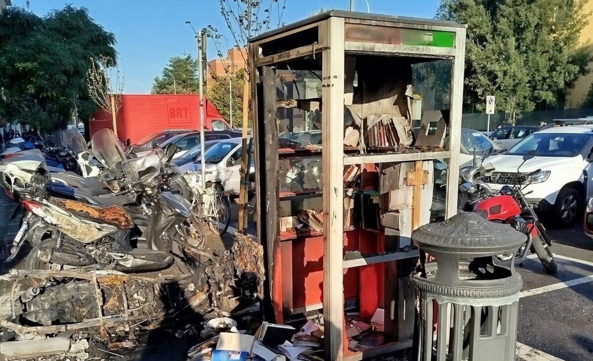 Incendio distrugge la bibliocabina di via Pincherle, comunità in lutto per il patrimonio culturale