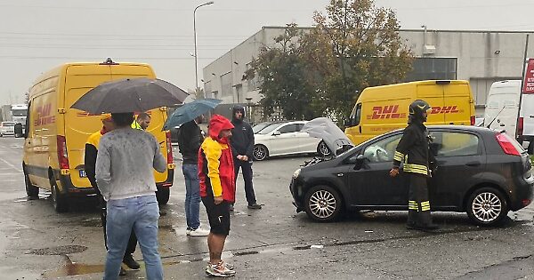 Incidente stradale a Settimo Torinese: scontro tra una Fiat Punto e un furgone DHL