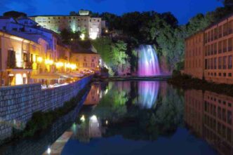 Cascata Dentro Un Paese