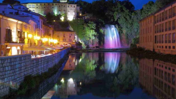 Cascata dentro un paese