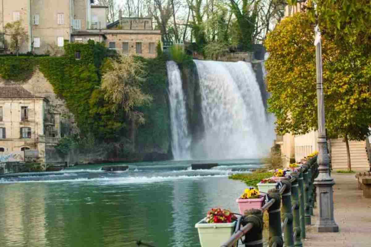 Visitate Questo Paese Con Una Cascata