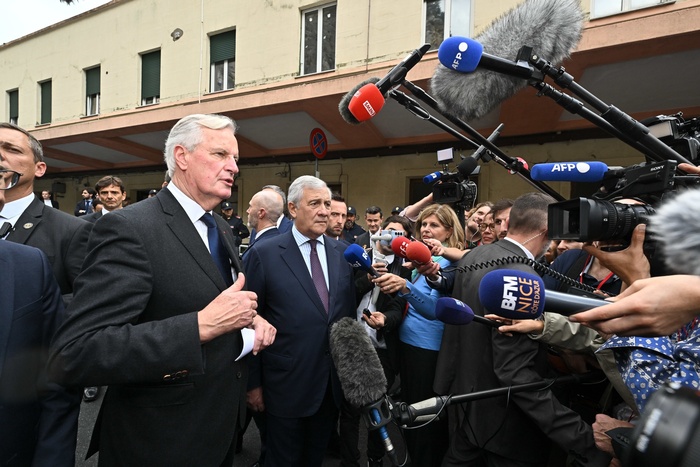 La Francia rifiuta il modello Albanese per i centri migratori: le parole di Michel Barnier