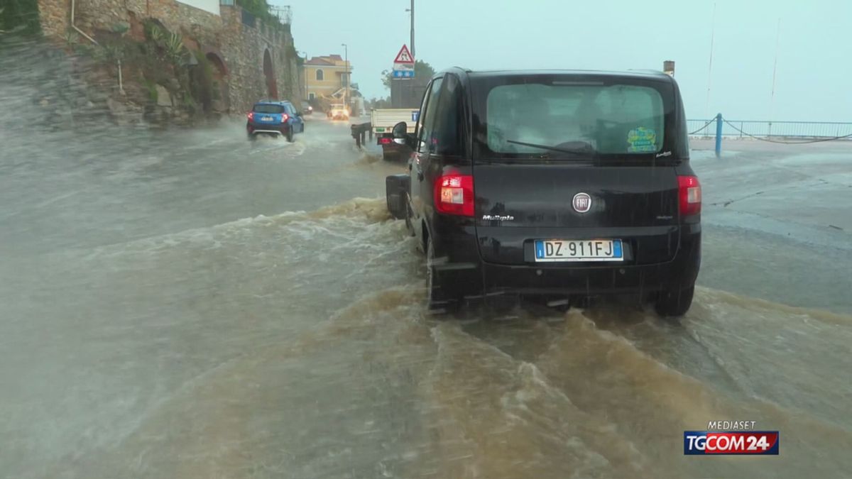 Maltempo in Liguria: emergenza e dispersi a Arenzano mentre gli elettori si preparano alle regionali