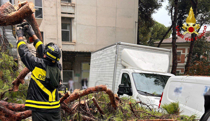 Maltempo Provoca La Caduta Di