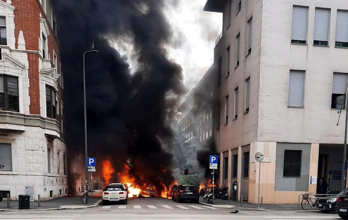 Maxi incendio a Milano, chiuse le indagini: tre persone accusate di incendio colposo