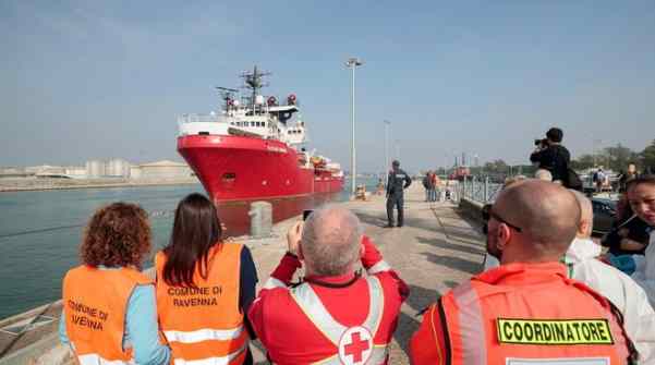 Migranti sbarcati a Ravenna: sospetti scafisti tra i nuovi arrivi della Ocean Viking