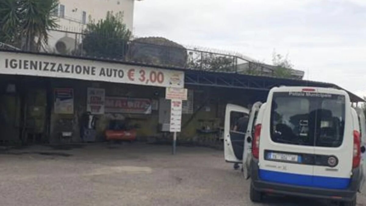 Napoli: Sequestrato un autolavaggio e una autorimessa abusivi in un’operazione della Polizia locale