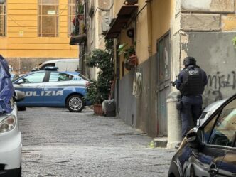 Napoli3A Uomo Minaccia Di Esplo