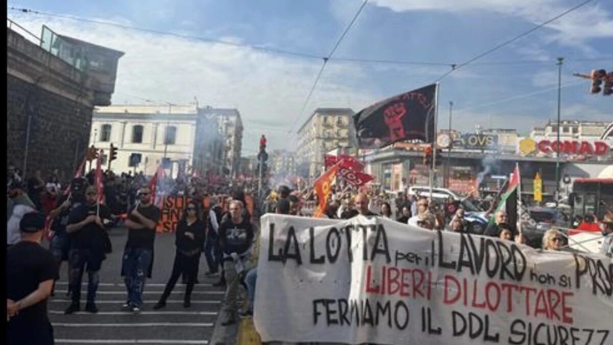 Napoli in marcia contro il maxiprocesso: i disoccupati uniti per i loro diritti