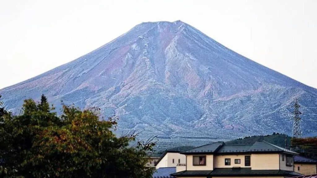 Nessuna neve sul Monte Fuji: un fenomeno mai visto da 130 anni