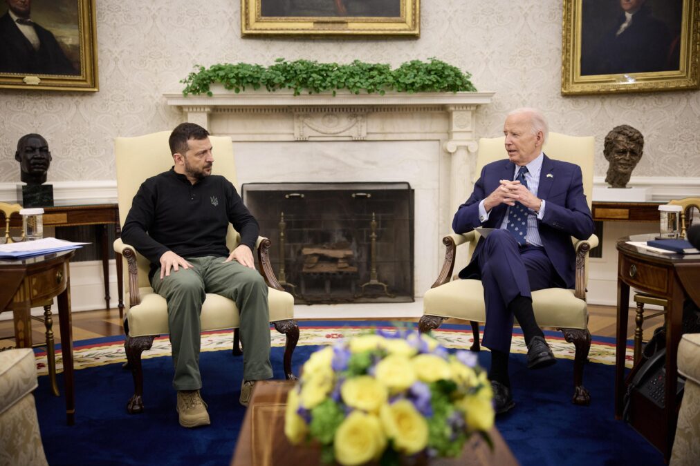 Nuovo pacchetto di armi statunitensi per l’Ucraina: Biden e Zelensky discutono di sicurezza