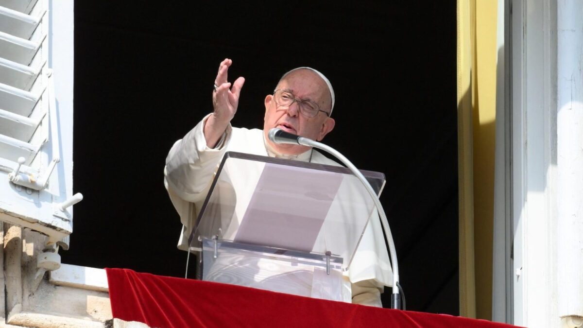 Papa Francesco invita alla compassione verso i poveri durante l’Angelus in San Pietro