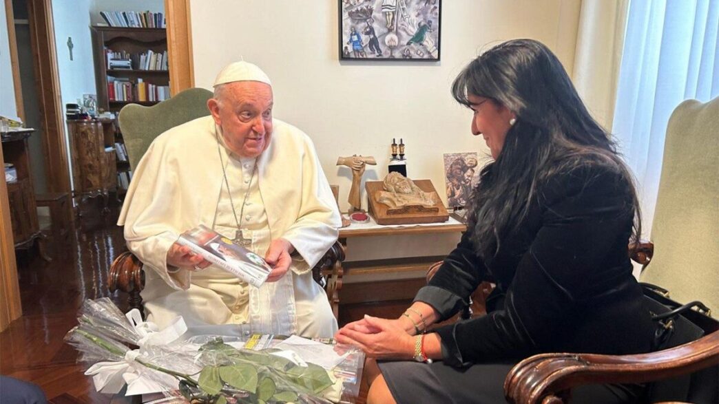 Papa Francesco Riceve Un Libro