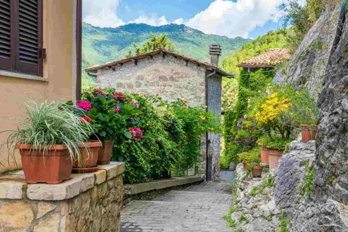 All’interno di una (meravigliosa) riserva naturale trovi il borgo più affascinante del Lazio: è a due passi da Roma e rimarrai incantato