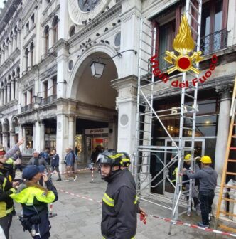 Pezzo di marmo caduto dalla To