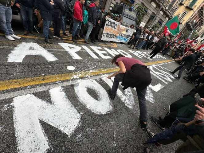 Protesta Contro Il G7 Della Difesa A Napoli: Oltre 400 Manifestanti In ...