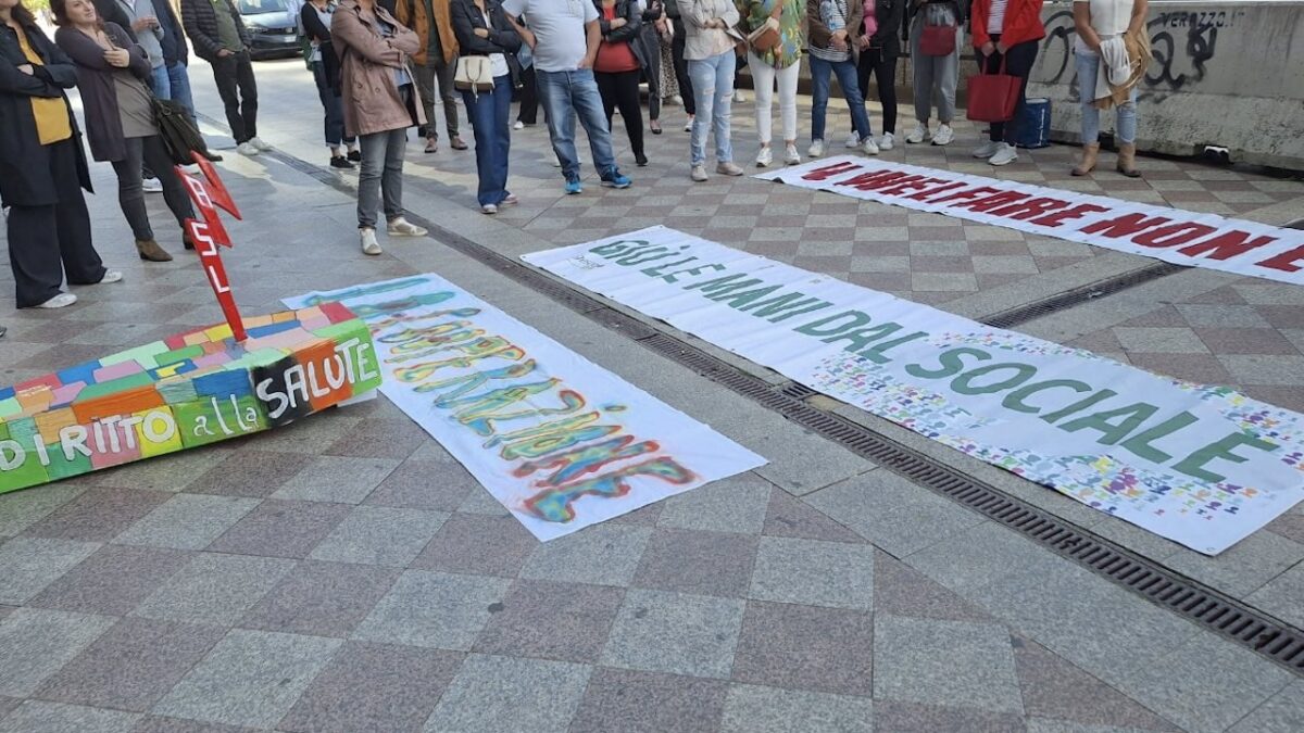 Protesta dei lavoratori sociosanitari a Napoli: centinaia di operatori rischiano di perdere il lavoro