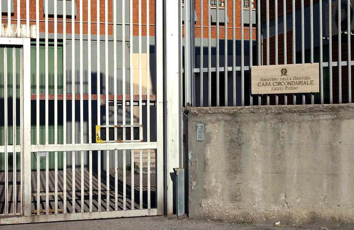 Protesta in carcere: detenuto sul tetto di Marino del Tronto, segnali di crisi nel sistema penitenziario