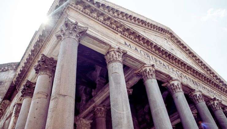 Lo avete mai visto? Si trova proprio davanti al Pantheon