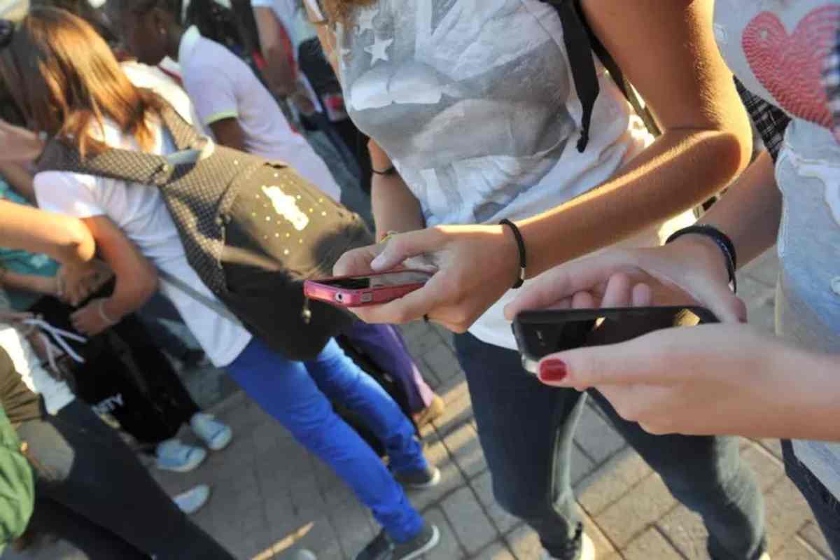 Scandalo in aula: studente inneggia al nazifascismo ad Ancona, punizione severa per i protagonisti