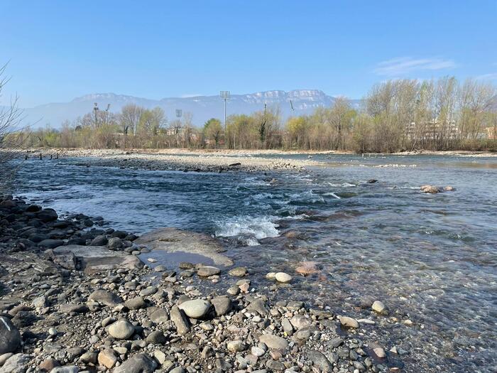 Scoperta di un corpo senza vita lungo il fiume Isarco a Bolzano: l’identità dell’uomo