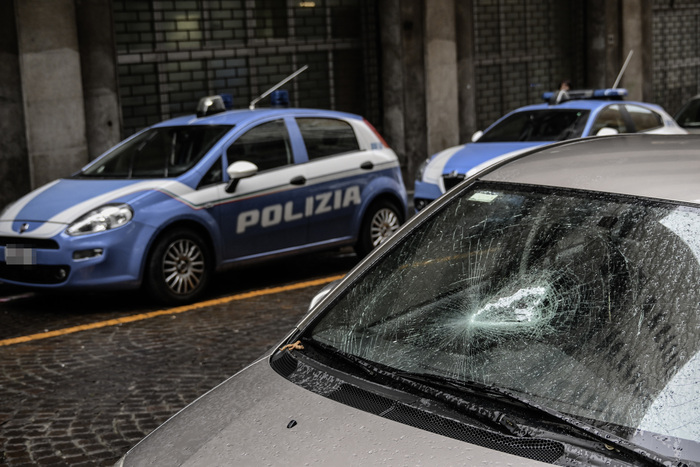 Sette auto danneggiate a Napoli: colpo di raptus di un clochard in via San Tommaso d’Aquino