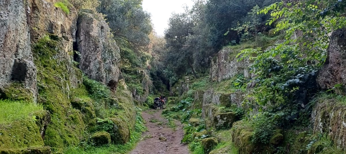 Sicurezza e tutela della necropoli di cerveteri: stop a bici e moto sulla via degli inferi