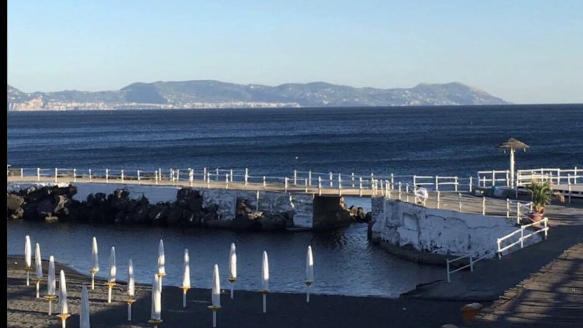 Spari contro stabilimento balneare a Portici: arrestato l’autore dei colpi di pistola